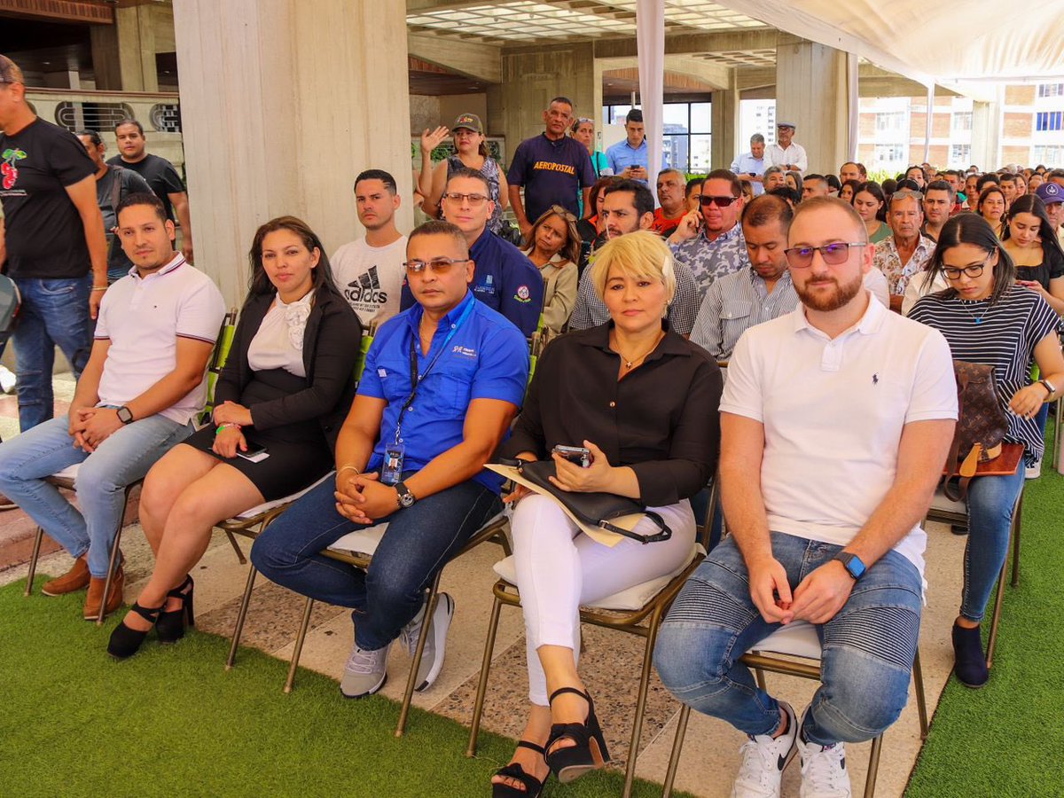 LuisJonasReyes's tweet photo. Seguimos de puertas abiertas para apoyar a todos aquellos empresarios que creen en nuestro municipio y están invirtiendo acá, hoy son más de 160 empresarios y emprendedores quienes recibieron sus licencias de funcionamiento. 

Además aprobamos la exoneración de 3 meses de en pago de aseo urbano comercial e impuesto a estas nuevas empresas.