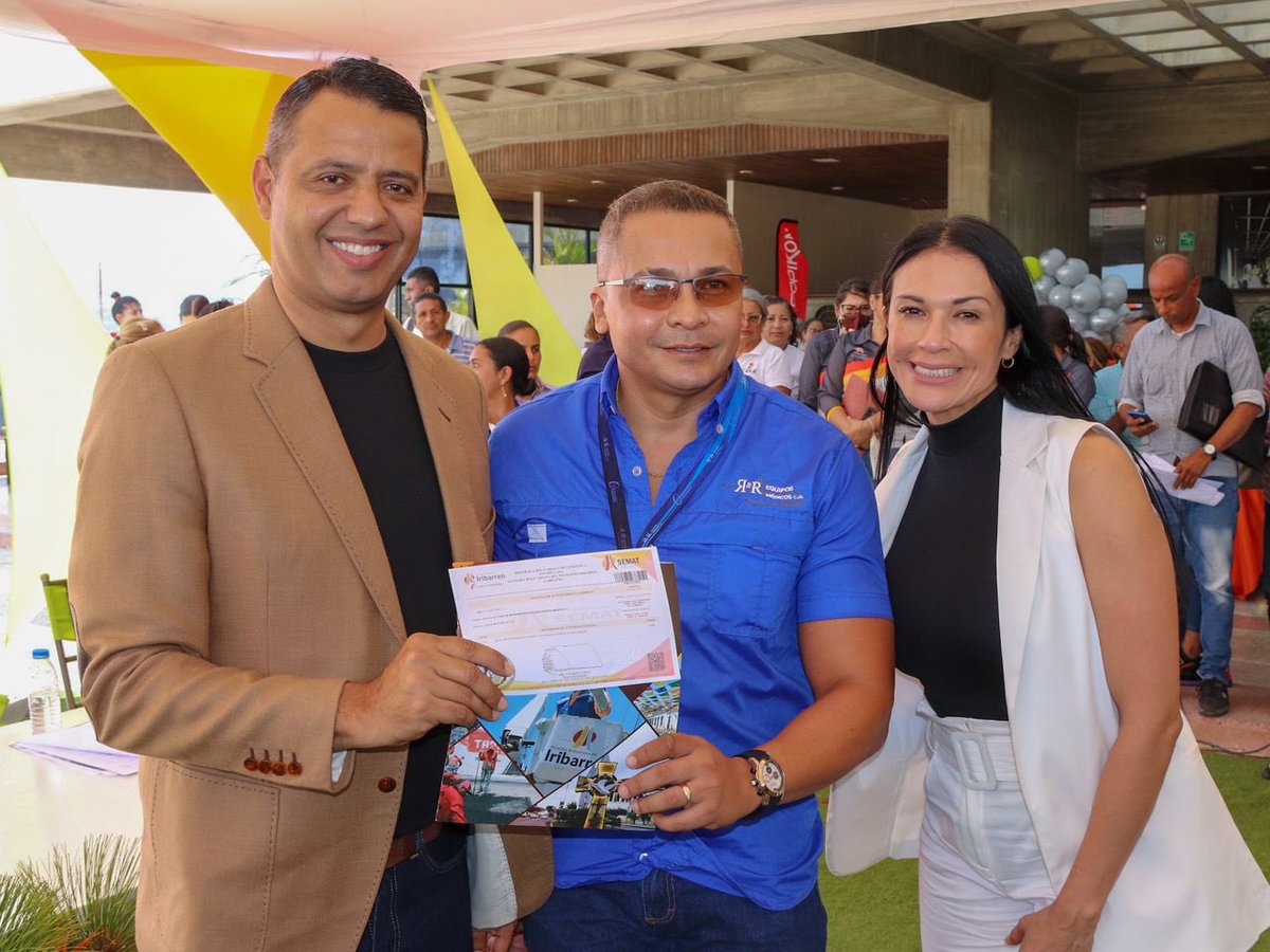 LuisJonasReyes's tweet photo. Seguimos de puertas abiertas para apoyar a todos aquellos empresarios que creen en nuestro municipio y están invirtiendo acá, hoy son más de 160 empresarios y emprendedores quienes recibieron sus licencias de funcionamiento. 

Además aprobamos la exoneración de 3 meses de en pago de aseo urbano comercial e impuesto a estas nuevas empresas.