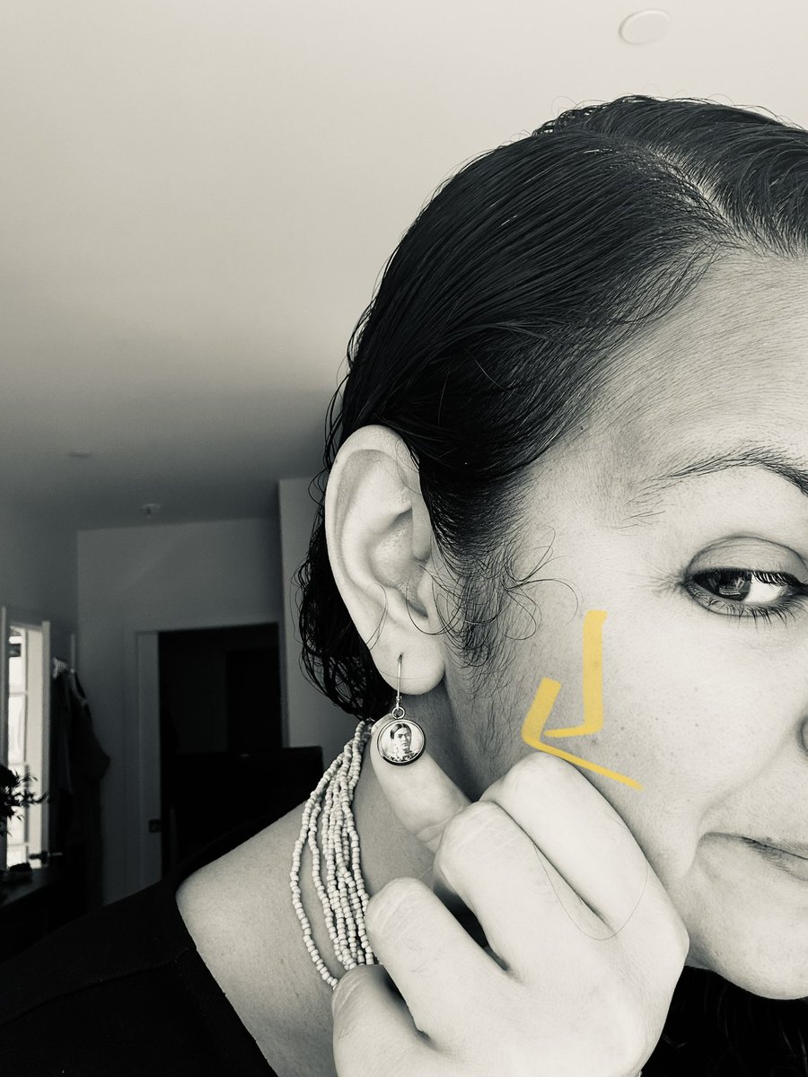 NarjustFlorezMD's tweet image. Wearing my new Frida earrings (thanks Jackie!) to celebrate Hispanic Heritage Month! 

Don’t forget to follow @LatinasInMed in IG 

#SiSePuede 
#LatinasInMedicine
#HispanicHeritageMonth