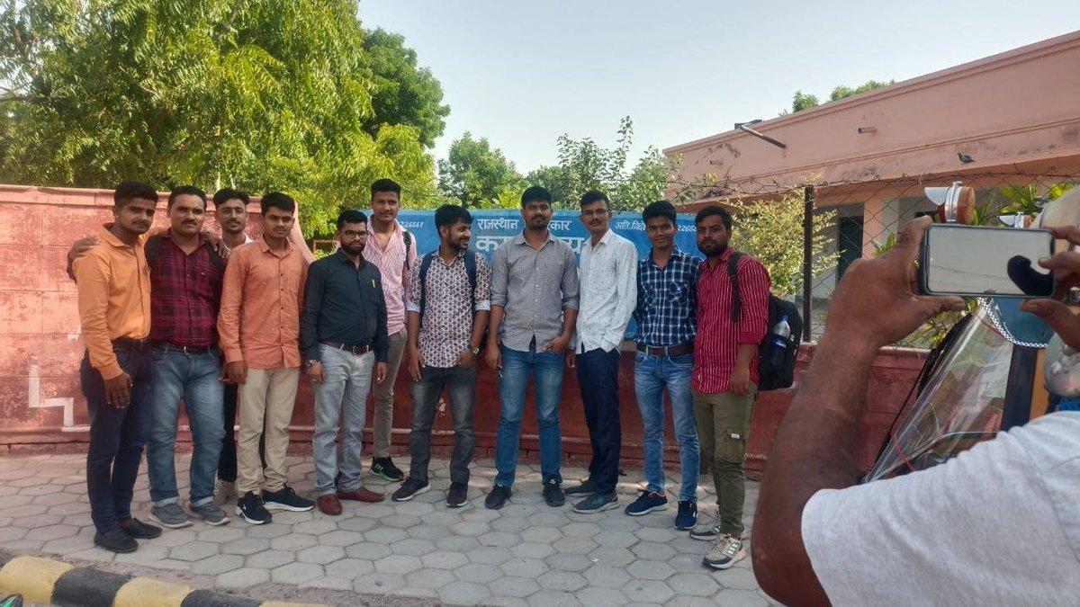 aioat_hub's tweet photo. निदेशक महोदय @kana_ias  जी ने विशेष शिक्षक लेवल प्रथम व द्वितीय के नवचयनित शिक्षको को राहत प्रदान की इसके लिए उनका बहुत बहुत धन्यवाद
@TheUpenYadav  संघर्ष की जीत हुई https://t.co/CQfNZNREWr