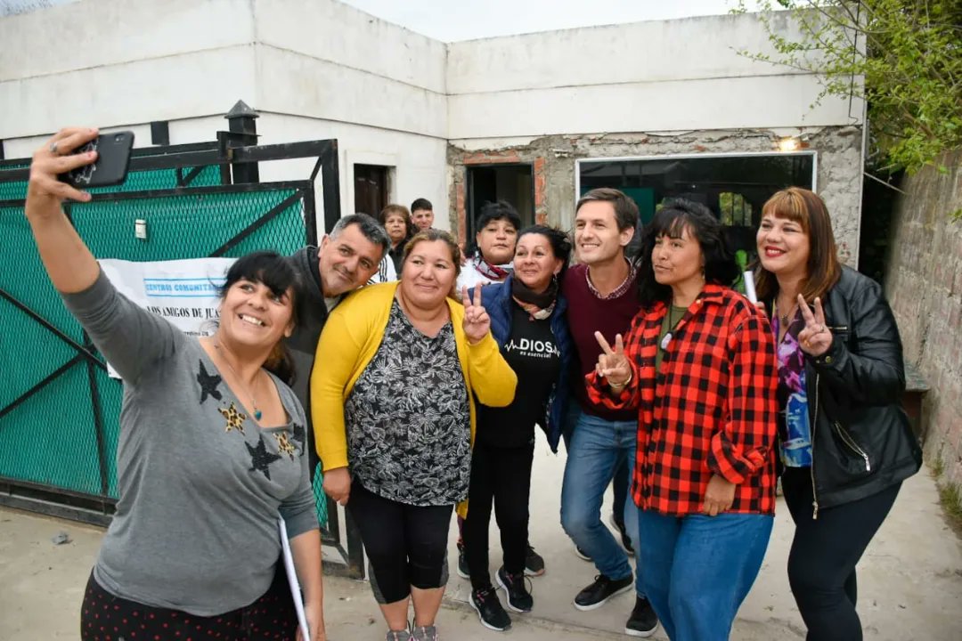 nico_mantegazza's tweet image. 🚧 Visitamos la casa de #Juana para hablar con vecinos de los barrios Santa Ana y El Rosedal, y compañeras de la organización Marea, sobre los trabajos de la Obra Hidrica de Almirante Brown que avanza para facilitar la circulación y mejorar el escurrimiento del agua.💧