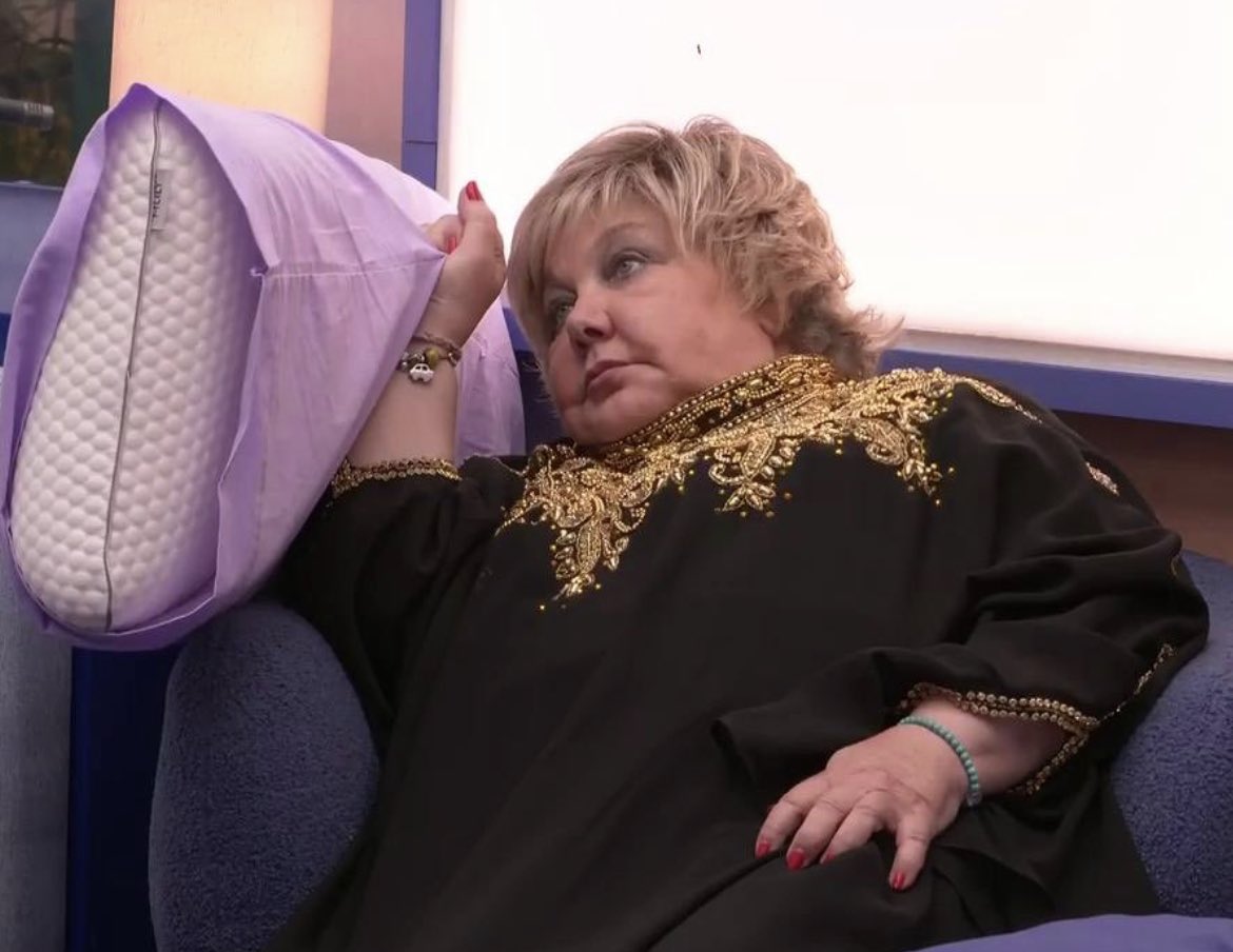 devon_sandra's tweet image. #GHVIP3O
Susana:Me duelen las pantorrillas.
Zeus:Le da un masaje de 11 horas.

Yo:Me duelen las pantorrillas.
Mi novio: