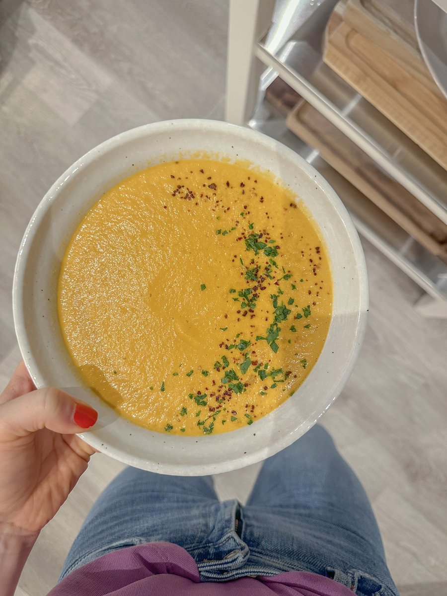 Heirloom Tomato Bisque. 

Thick and creamy. ✨

Recipe goes out this week in my newsletter: amievalpone.com/newsletter/