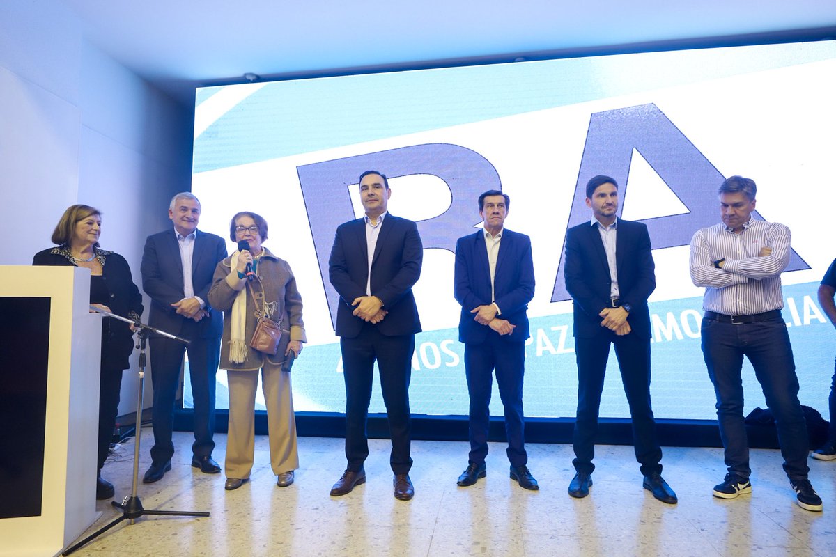 GerardoMorales's tweet photo. Lanzamos la campaña "El legado de Alfonsín, 40 años de paz y democracia” junto a @alfredocornejo, @rodysuarez, @gustavovaldesok, @maxipullaro, @carlossadirjuy, @LeandroZdero y el acompañamiento de correligionarios y correligionarias de toda la Argentina. Tenemos un desafío inmediato: llevar a @PatoBullrich a la presidencia y que @juntoscambioar gobierne la república, porque eso es lo que el pueblo necesita. ¡Vamos, radicales! ¡Vamos a ganar!