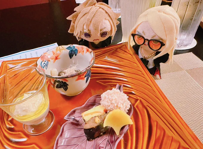 初お出かけしたテスデイぬい ふたりとも豆腐とか湯葉とか興味なさそうだな… 