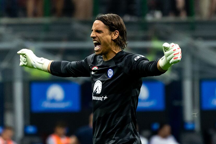 SiaranBolaLive's tweet photo. Yann Sommer 🇨🇭
34 Tahun
9 Games Inter
4 Kebobolan Gol
6 Clean sheets

André Onana 🇨🇲
27 Tahun
10 Games Man United
18 Kebobolan Gol
3 Clean sheets

What's The Main Problem?? https://t.co/cX5BGZnWju
