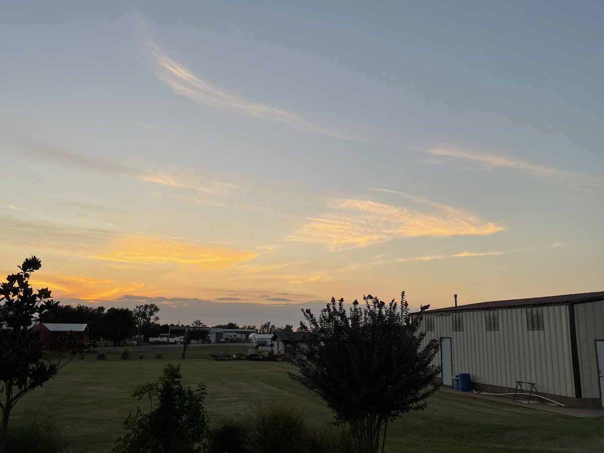 Code4Volts's tweet image. Interesting wind currents aloft. The cell west at the Texas border appears to be influencing. #oklahomasunsets @ChasingtheMeso @LaceySwope