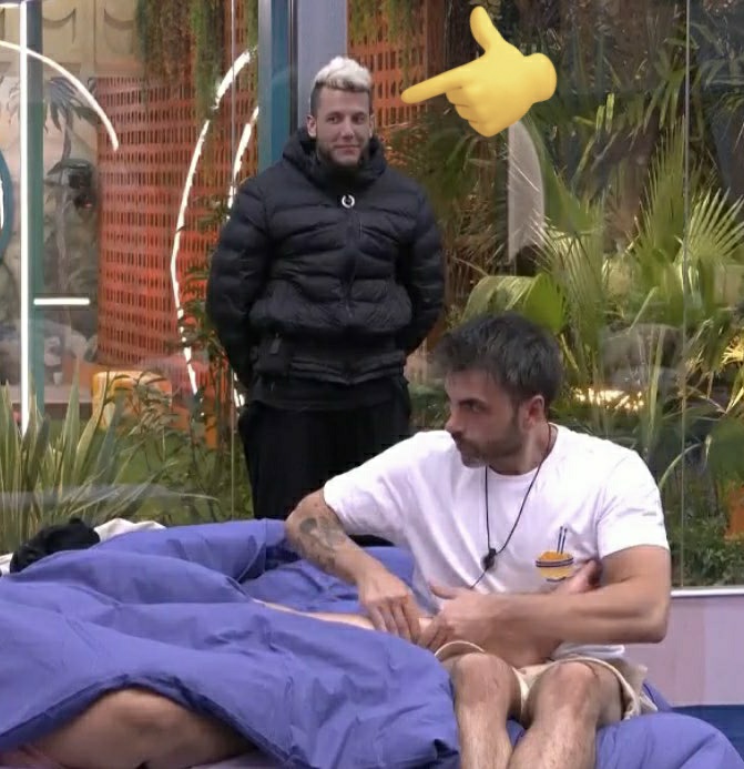 anabel_hzl's tweet image. La cara de Alex viendo el percal 🤣 #GHVIP3O #GHVIP4O