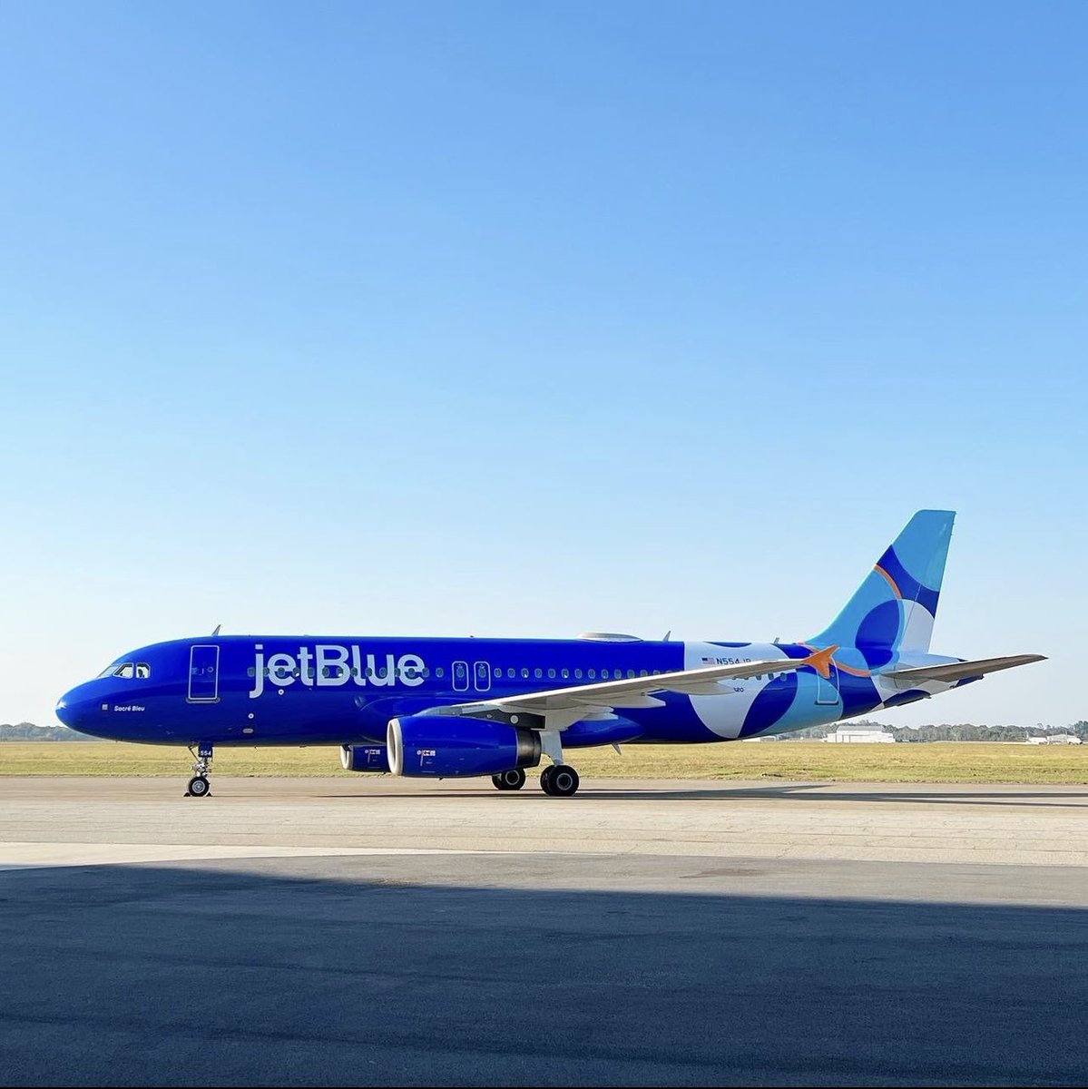 avgeekjake's tweet image. The new jetBlue livery on a first A320 featuring the design “spotlight”

via camfish94 on Instagram