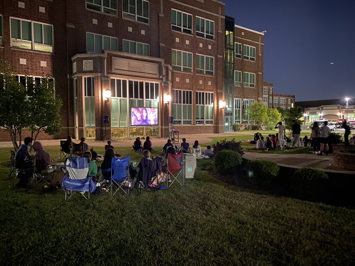 Over 50 York students attended Student Council’s movie on the field tonight - wow!

Not sure how I feel about “Teen Beach” but hey, what a beautiful night 🍿🎥🎬🍭🍫

<a href="/YorkD205/">York High School</a>