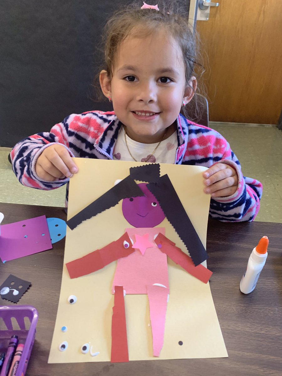 gibbonsartists's tweet photo. Kindie artists @Gibbonsgriffins are making paper collages with a focus on using glue bottles independently.Lots of learning happening here! #SHOM #tabchat #choicebasedart https://t.co/2DnVQXV3e5