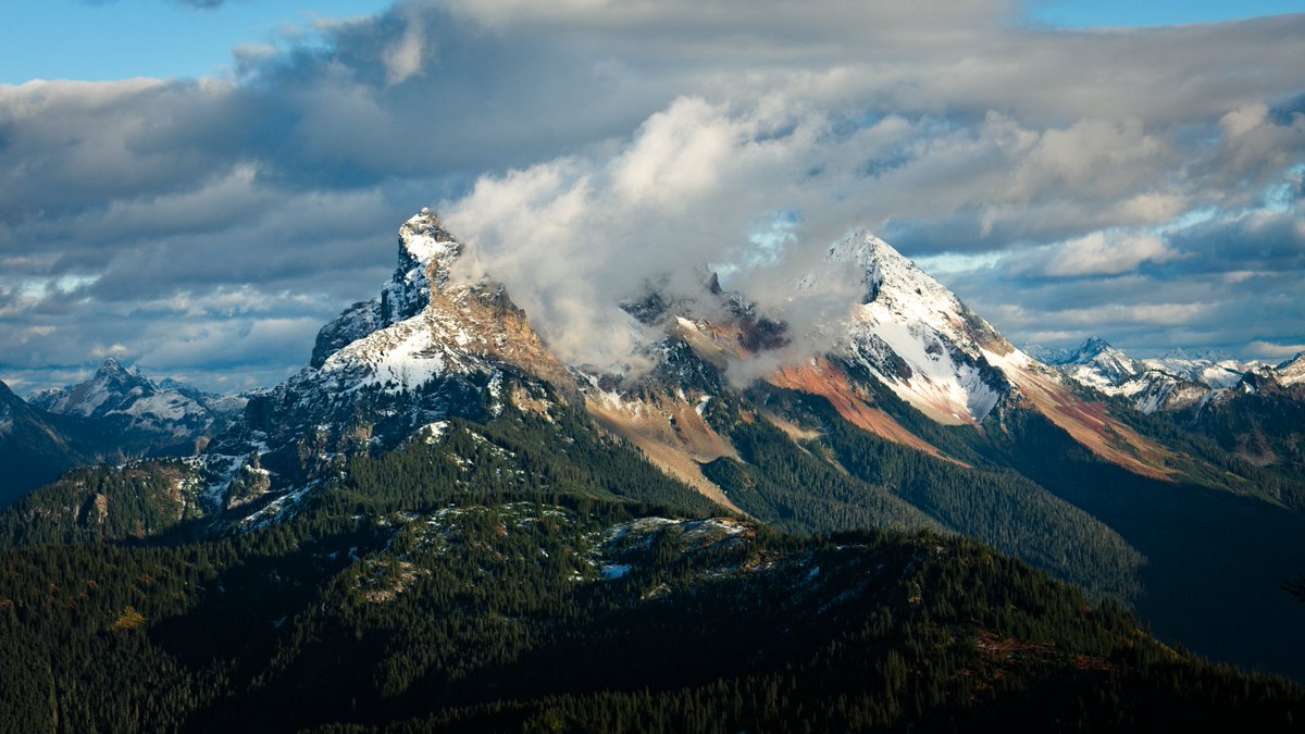 Looking south from the summit of Mount McGuire toward the peaks along the Canada US border.
Photo by Alex Podrebersek

#globalbc #globalbcweatherwindow #globalbcweather #bc #mountmcguire #firstsnow #chilliwack #chilliwackbc