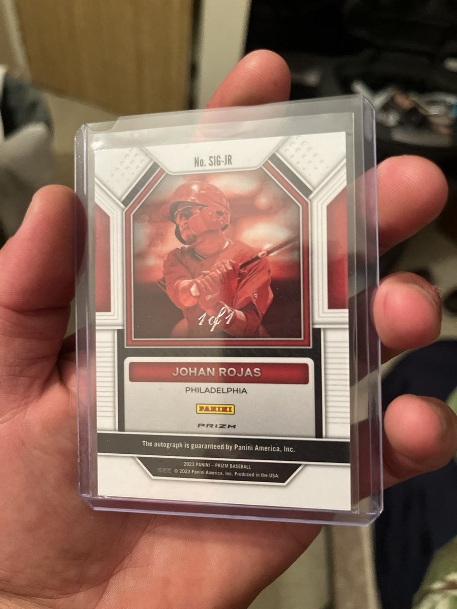 Stocktavio's tweet photo. My first time ever pulling a 1 of 1 auto!!! Any idea on comps on these? I can’t find any similar autos. I’m only finding the gold vinyl 1 of 1 version. #TradingCards #sportscards #thehobby #thehobbyfamily #collect #baseballcards @CardPurchaser https://t.co/kcOrCdoLon