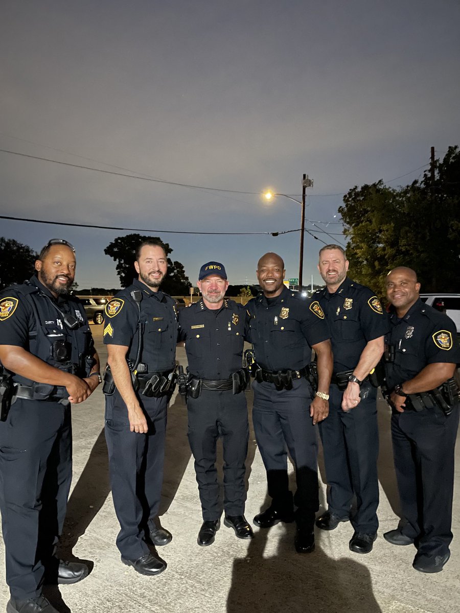 fwpdchiefnoakes's tweet photo. Another great #NationalNightOut event! This one was in #StopSix! Great ⁦@fortworthpd⁩ Officers, great residents and great food! #NNO2023 https://t.co/ARHQAJVjUM