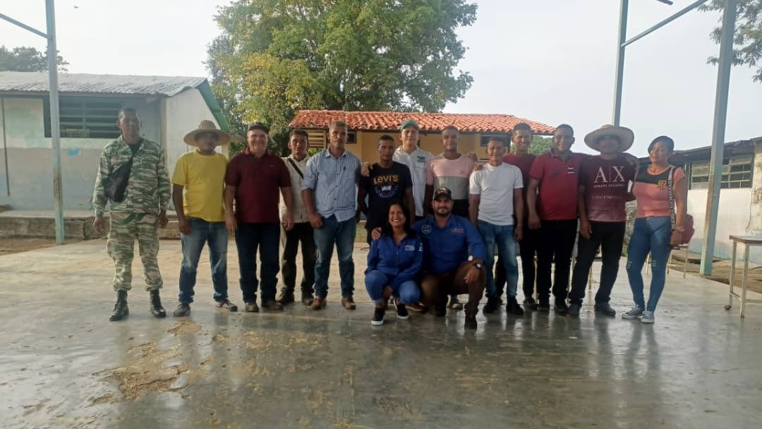 Bajo la orientación del Pte @NicolasMaduro junto al Min. de Pesca y Acuicultura @Jcloyo se lleva a cabo las elecciones de las 12 Vocerías del C. de Pescadores en el Caserío Caro de la Negra del Edo Guárico junto a la Gerente de @Insopesca Yelitza Zamora. #QueNotaRegresarAClases