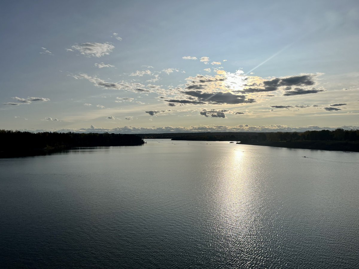 jenevaniew's tweet photo. Peak fall at the Glenmore Reservoir 🚴 #yycbike https://t.co/VbGUjVhy56