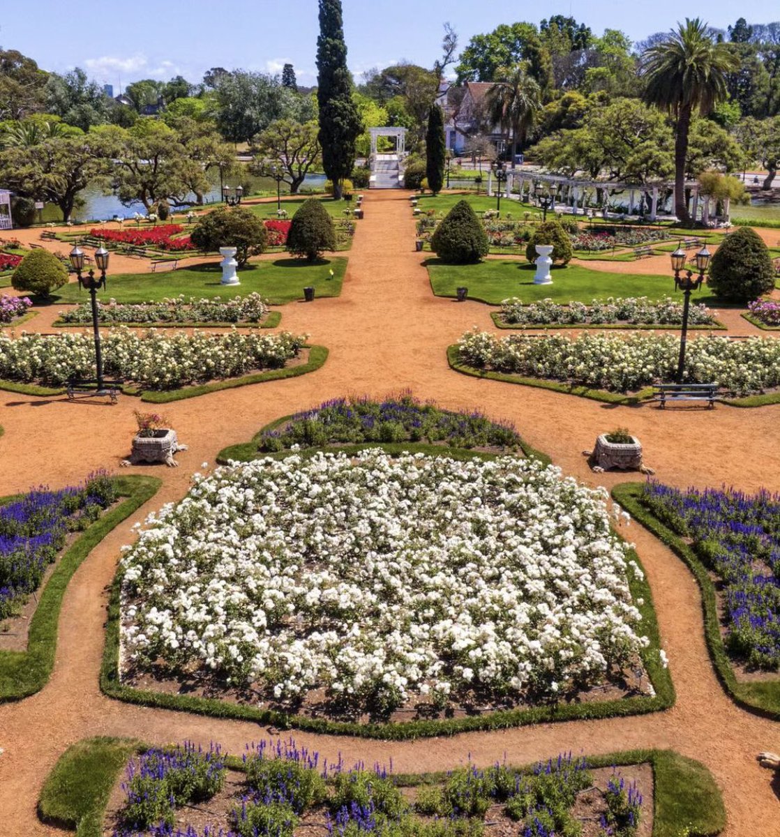Gracias a Sarmiento tenemos este parque donde estaba la medieval residencia rodeada de pantanos donde Rosas gobernaba. En honor a la fecha de la batalla de Caseros se le puso Parque 3 de Febrero.  Desde ahí con la pluma del tirano escribió el parte de la batalla.