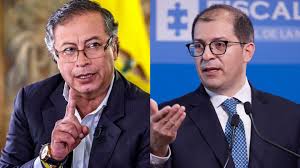 ManuelJVelez's tweet photo. ¿A quien apoyas? 

♥️: Fiscal Barbosa 
🔁: Gustavo Petro https://t.co/dHTc84HXvc