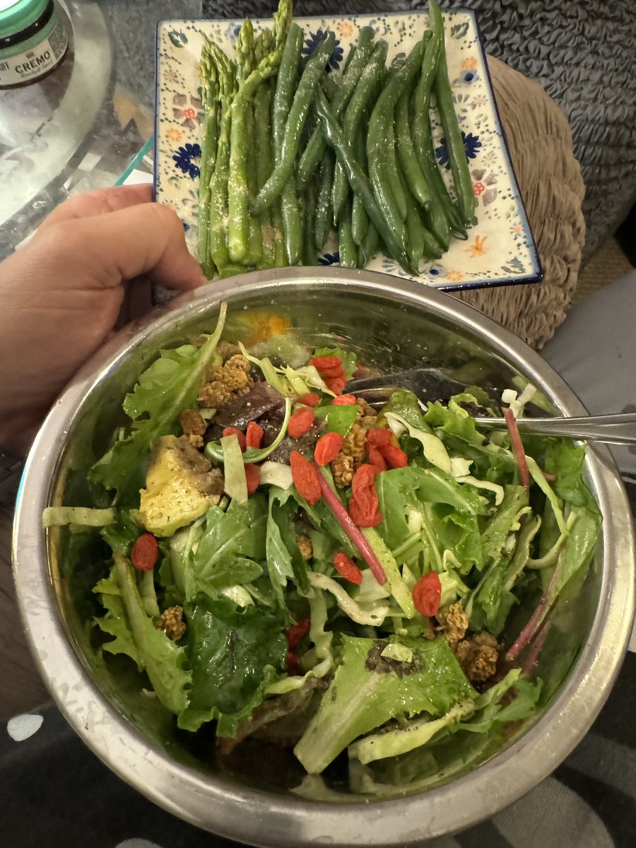 2thewilberforce's tweet photo. Tonight’s dinner. 

Green Beans and Asparagus with a clarified butter, sea salt and garlic sauce   

Salad with Spring greens, Cabbage, Peppers, Avocado, Goji Berries and Mulberries. Finished with lemon juice, sea salt, pepper and light olive oil. 

#manCanCook https://t.co/MHJmqr5EW8