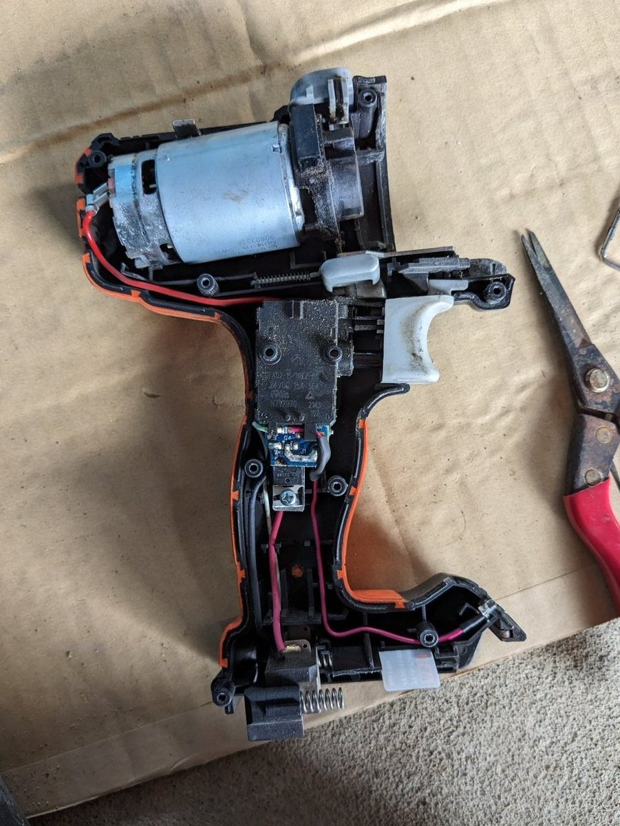 ブラックアンドデッカーマルチエボノコギリヘッドを付けて長時間使用したら動かなくなったのでモーター交換してみる。