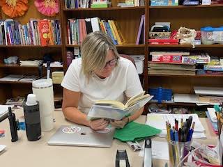SCI_PTO's tweet image. Hey Sharks, look who we caught reading. Are you reading, registered and asking for donations? Keeping going Sharks!! @SandCreekInt