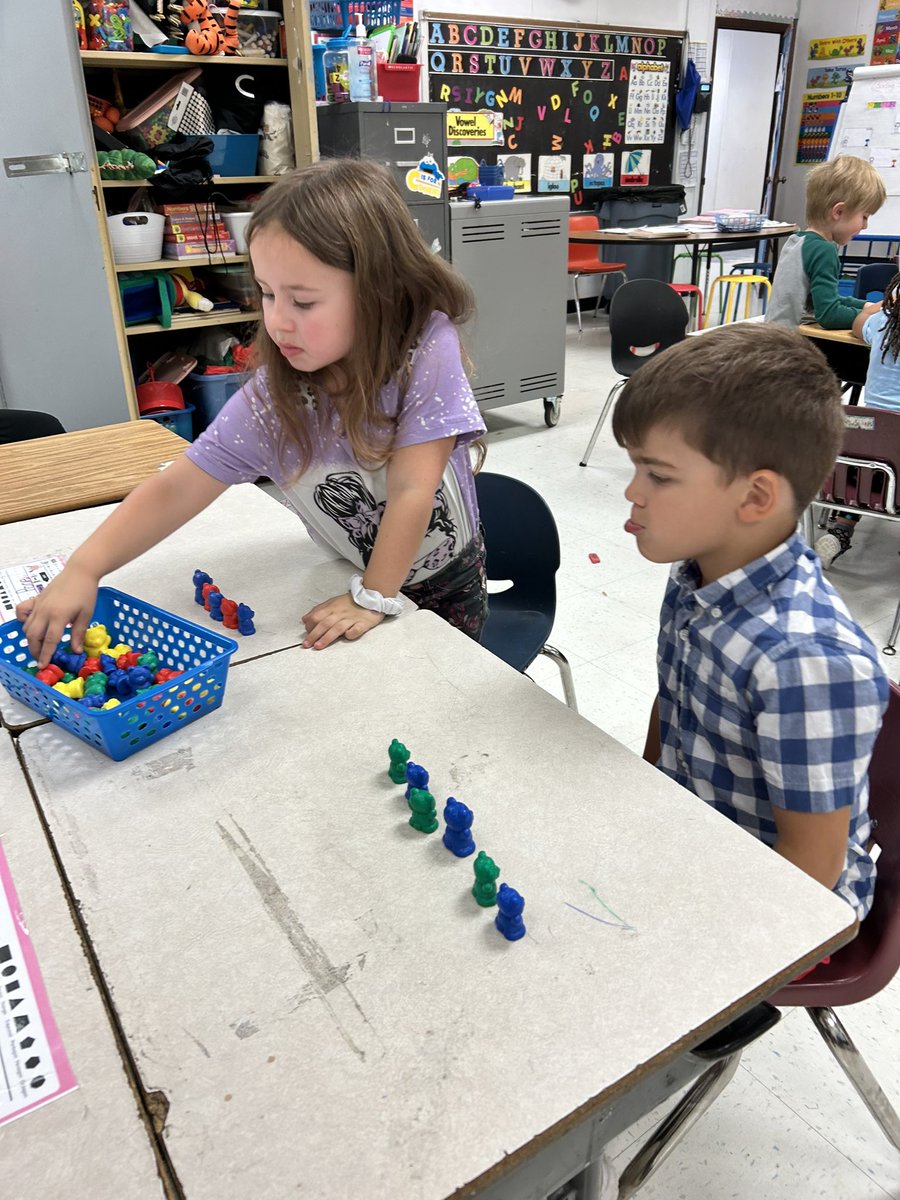 ErinYunker's tweet photo. Hands on pattern fun in Ms. Boone’s Kindergarten class! #SPSCreatesAchievers #IMPACT2Win #MathIsNotASpectatorSport #HandsOnLearning @EFES_Proud @SPS_Mathematics @KelGreening @Pwaegerle https://t.co/qreKiRl1FZ