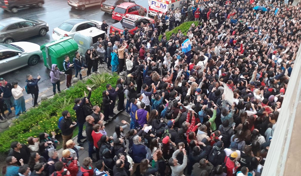 Impresionante y merecido apoyo de la gente a <a href="/FranColapinto/">Franco Colapinto</a> en las puertas del <a href="/AutomovilClubAr/">Automóvil Club Argen</a> nunca vi algo igual! 👏👏👏