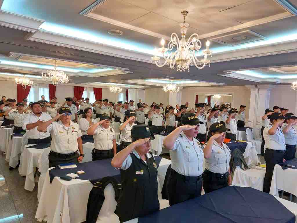 usembassyguate's tweet image. Agentes del centro de llamadas 110 de @PNCdeGuatemala completaron curso de técnicas de atención y orientación a la víctima, c/apoyo de @StateINL, @USAIDGuate y colaboración de @SecretariaSVET p/mejorar respuesta a emergencias, apoyo a víctimas de violencia y #SeguridadCiudadana.