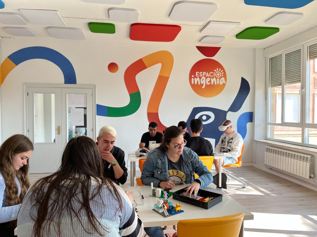 iElenaRJ's tweet photo. Si quieres conocer la propuesta de nuestra Aula de Emprendimiento que ha merecido el Premio 🥇 a la mejor de CyL por @FundacionEFCL lee esta entrada https://t.co/nYkaEPyGZR https://t.co/PmsRnDkoW8