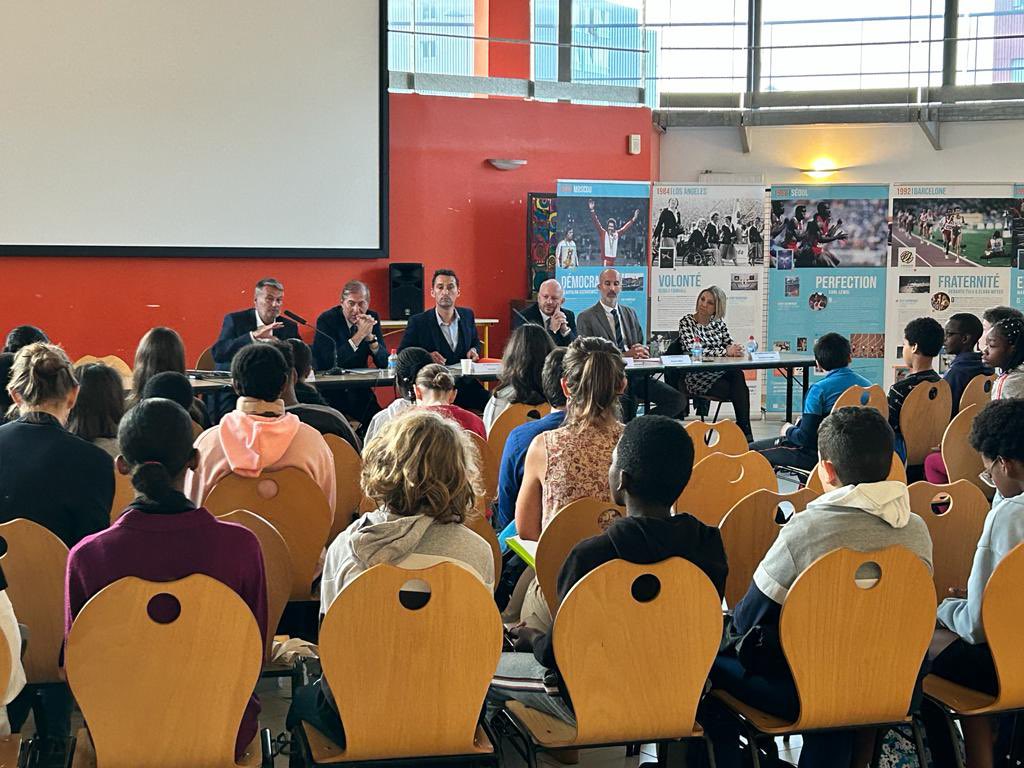 C’est la journée du droit dans les collèges !! Dans toute la France, les avocats interviennent dans les collèges pour échanger avec les élèves sur le #harcèlement et les #discriminations. À Reims, <a href="/GavaudanJ/">Gavaudan Jérôme</a> est aux côtés du bâtonnier Pascal Guillaume. #LeDroitDansMonCollege