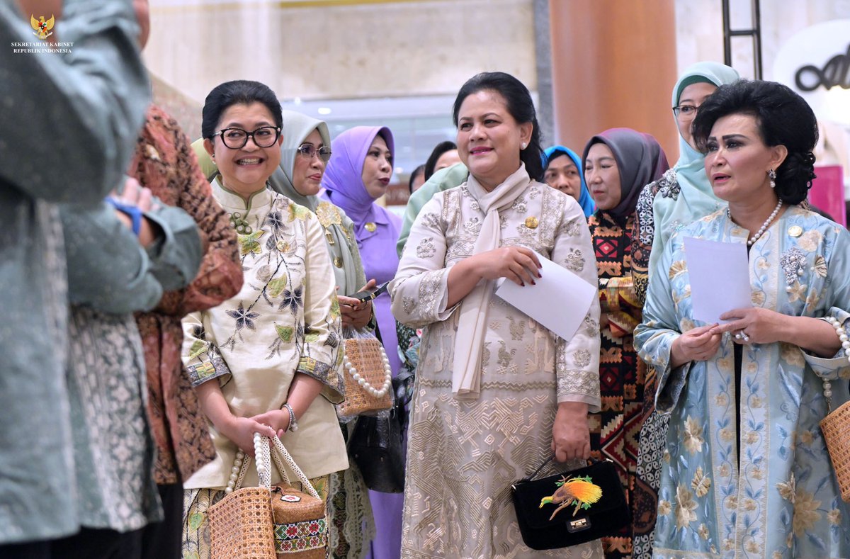 Presiden @jokowi membuka pameran produk kerajinan Inacraft on October 2023, Rabu (04/10/2023), di JCC, Jakarta. Seskab @pramonoanung dan Ibu Hani Pramono Anung turut mendampingi Presiden Jokowi beserta Ibu Negara Iriana Jokowi. #PotretKabinet Foto: Humas Setkab/Oji