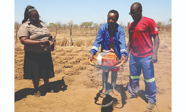 VulindlelaNdab2's tweet photo. #ZimAgricRising
A hole-digging machine is being used by farmers in the #Bubi District of Mat North as part of a government-adopted conservation farming approach called #Pfumvudza/#Intwasa in an effort to increase productivity with the least amount of labour @basera_john @Mug2155 https://t.co/1IYEZNDByE