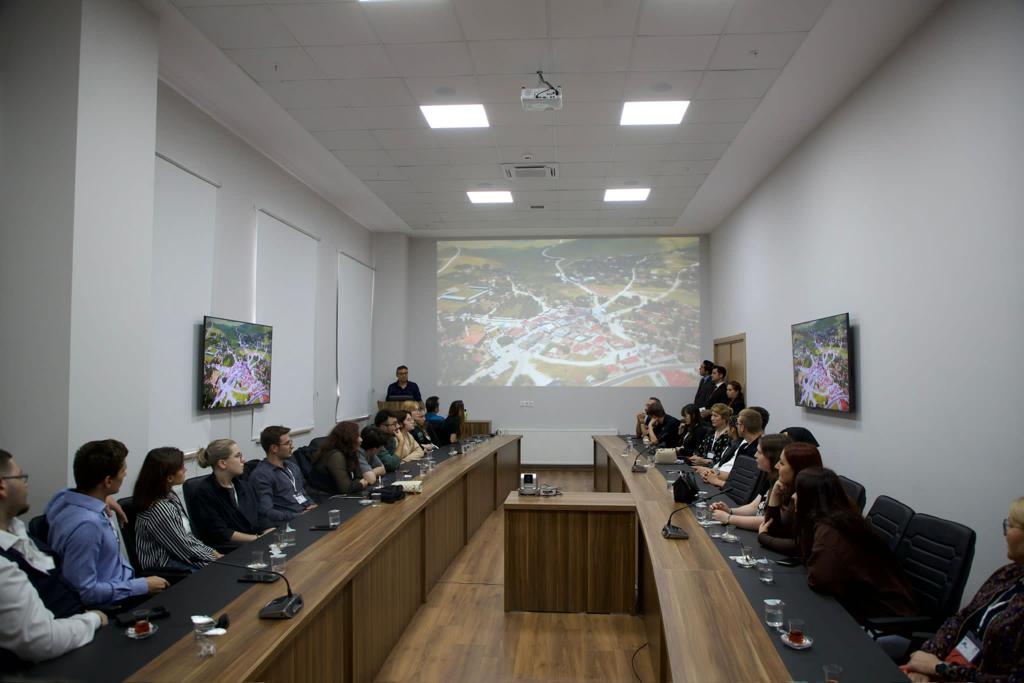 TCOrduValiligi's tweet photo. Almanya ve Polonya’dan Gelen Öğrenciler, Vali Erol’u Ziyaret Etti https://t.co/AH4ymVN010 https://t.co/Cm0uQlj92G