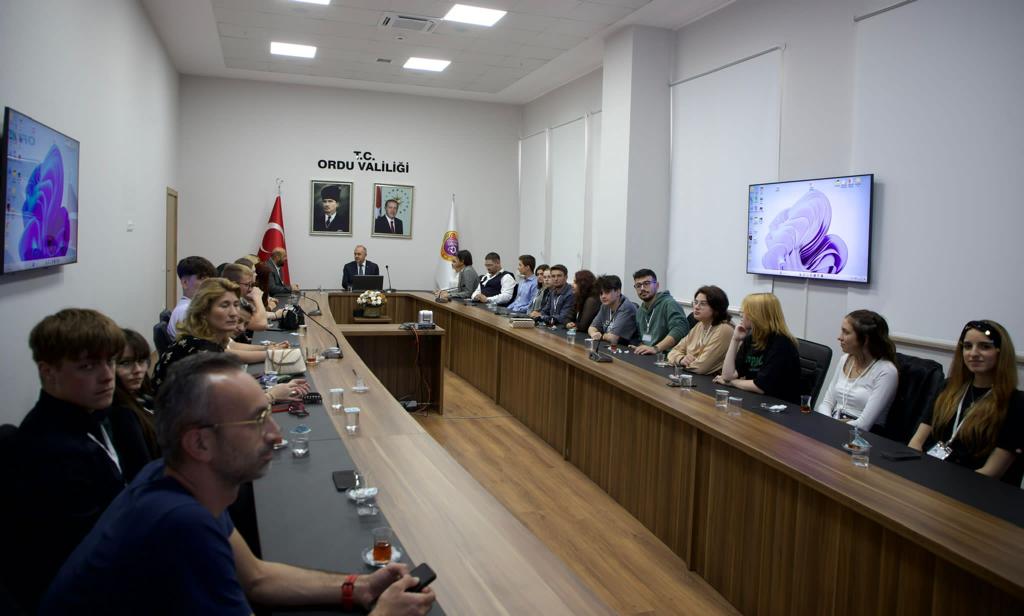 TCOrduValiligi's tweet photo. Almanya ve Polonya’dan Gelen Öğrenciler, Vali Erol’u Ziyaret Etti https://t.co/AH4ymVN010 https://t.co/Cm0uQlj92G