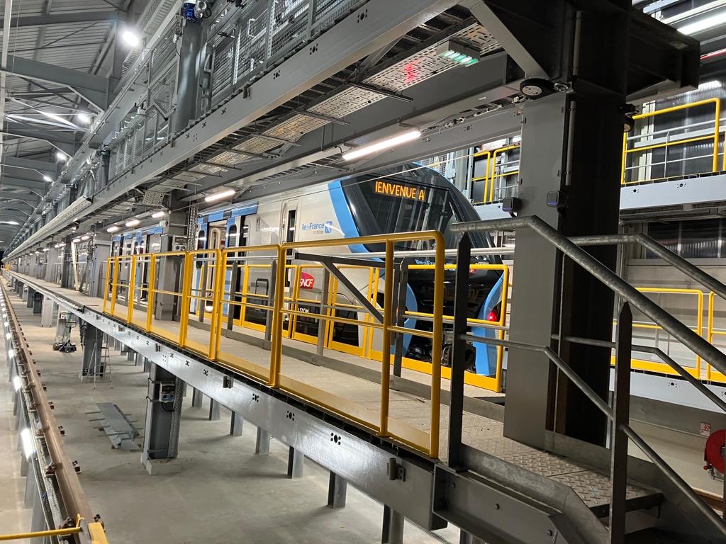 ArmelleLagrange's tweet photo. #Eole RDV 2024!  Les essais continuent ! Après tout l’été d’essais voies, caténaire, signalo, montée en vitesse! Nuits d’essais nouvel atelier de maintenance de Nanterre ! ✅👍 Terminus branche Est du RERE ! ⁦@Actu_Transilien⁩ ⁦@IDFmobilites⁩ ⁦@SNCFReseau⁩ https://t.co/HnNrEJN7vb