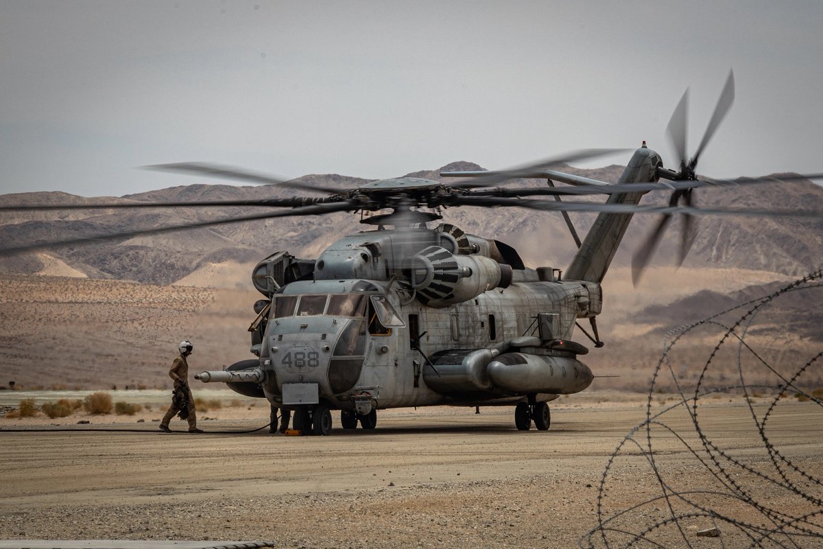 Roberto_yeager's tweet photo. El #USMC ha utilizado uno de sus #Sikorsky CH-53E Super #Stallion para repostar un MQ-8C #FireScout con objeto de aumentar la flexibilidad del sistema no tripulado https://t.co/CCT4tJAlse https://t.co/cIntY4a7VE
