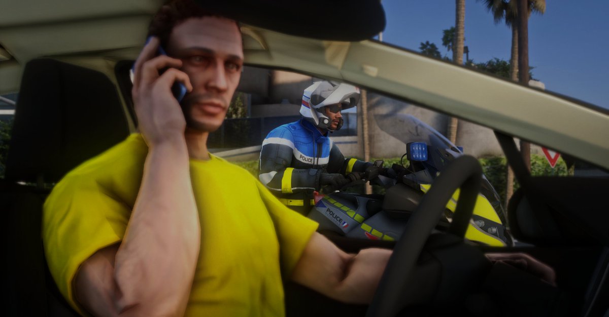 ❓[#MercrediQuizz]

L'usage d'un téléphone tenu en main par le conducteur d'un véhicule en circulation est une contravention.📱

Savez vous de quelle classe fait partie cette contravention ? 
1⃣ 2ème classe
2⃣ 6ème classe
3⃣ 4ème classe

#PoliceNationale #SimulationOpérationnelle