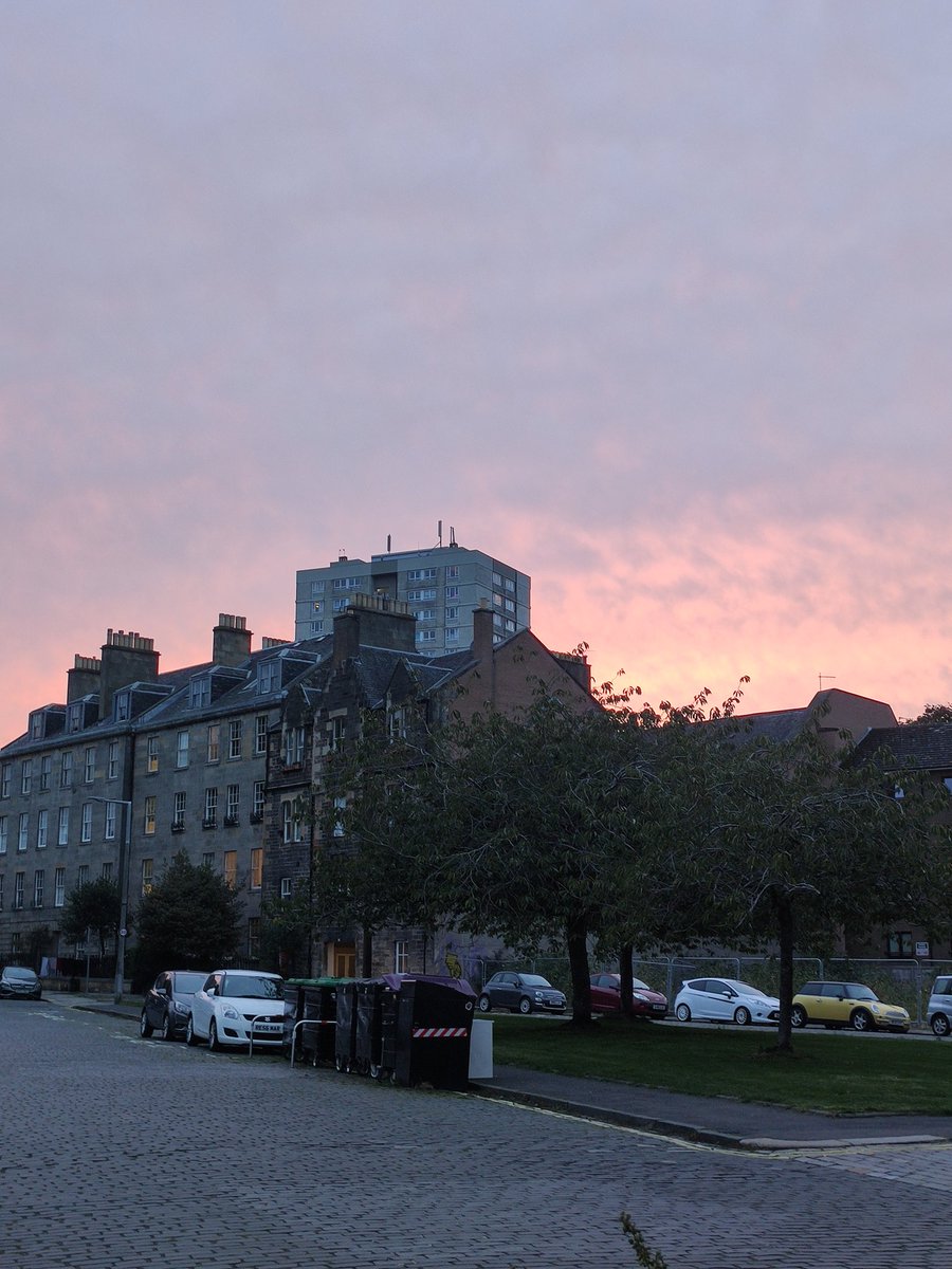 Dommiwrites's tweet photo. For blogtober day 4 ive written about what i think is Edinburghs Je Ne Sais Quoi.... 

https://t.co/QnkNB247FW

#WednesdayMotivation #blogtober #blogtober2023 #edinburgh #blogging #blog https://t.co/zuw6tDr5WF