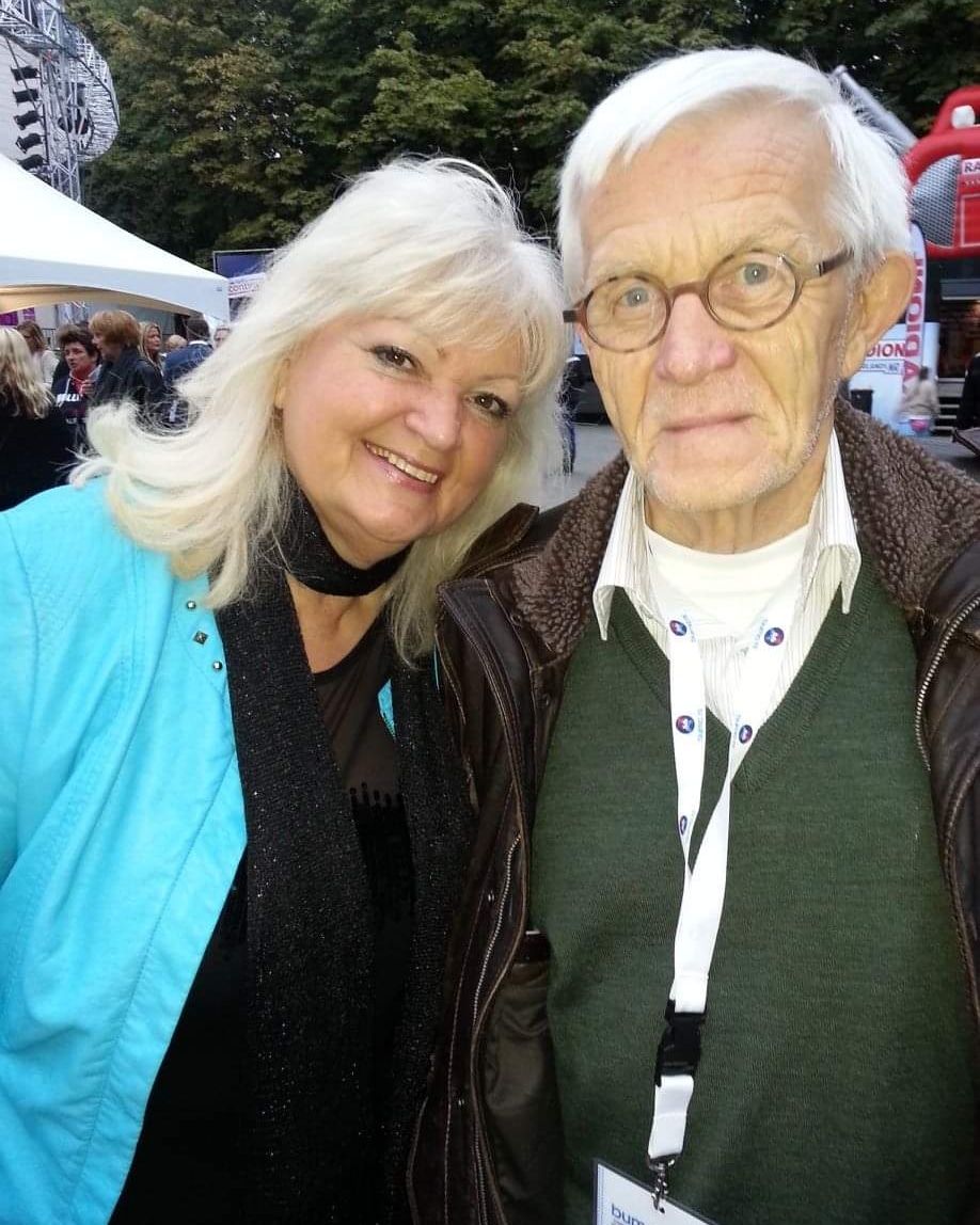 Samen met mijn vroegere maatje ( <a href="/AVROTROS/">AVROTROS</a> ) Dj Adje Roland die mij vroeger met de vrachtwagen, waar hij een doosje eieren op had gebonden (zonder dat ik dat wist), door Hilversum liet rijden. Het was een super leuke tijd ❤