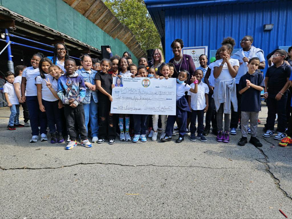best_esha's tweet photo. I Was So Surprised That Our School @PS140XEagle Received A Check For $250,000 From @bronxbp It Was Truly An Honor Meeting You 🙌🏾 When You Think Know One Listening Or See..God Can Show You🙏🏾 Thank You So Much.@DBlackburnFH @jen_joynt @D8Connect Thank You Everyone Who Came Out❤️ https://t.co/mvIAOhcRP9