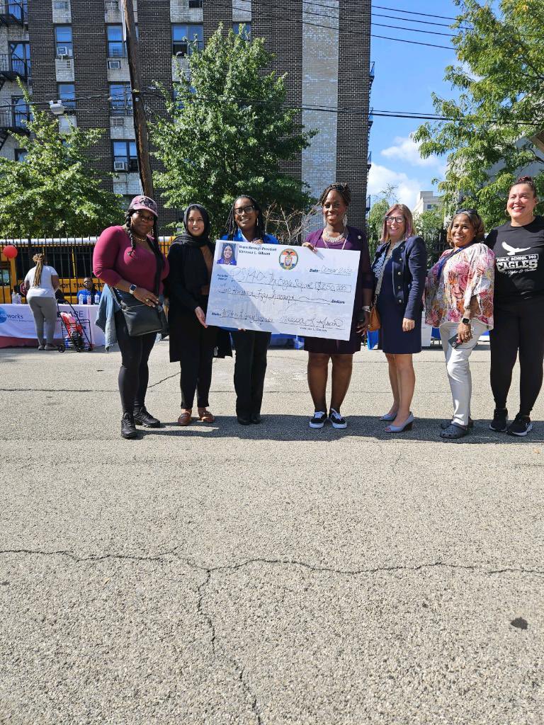 best_esha's tweet photo. I Was So Surprised That Our School @PS140XEagle Received A Check For $250,000 From @bronxbp It Was Truly An Honor Meeting You 🙌🏾 When You Think Know One Listening Or See..God Can Show You🙏🏾 Thank You So Much.@DBlackburnFH @jen_joynt @D8Connect Thank You Everyone Who Came Out❤️ https://t.co/mvIAOhcRP9