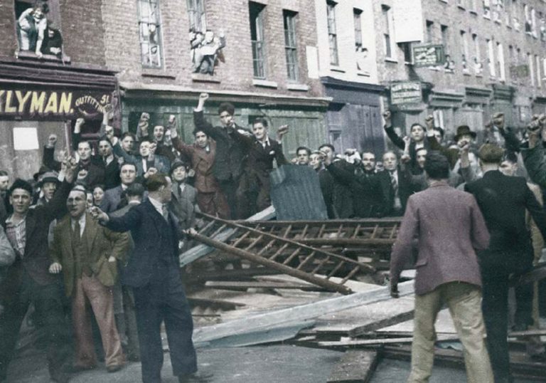 hopenothate's tweet image. 📅 Today marks 87 years since the Battle of Cable Street, one of the most celebrated and iconic victories in anti-fascist history in Britain.

In 1936, between 100,00 - 300,000 anti-fascists blocked Mosley’s fascists and battled police.

Here's the story of how they did it. 🧵 1/