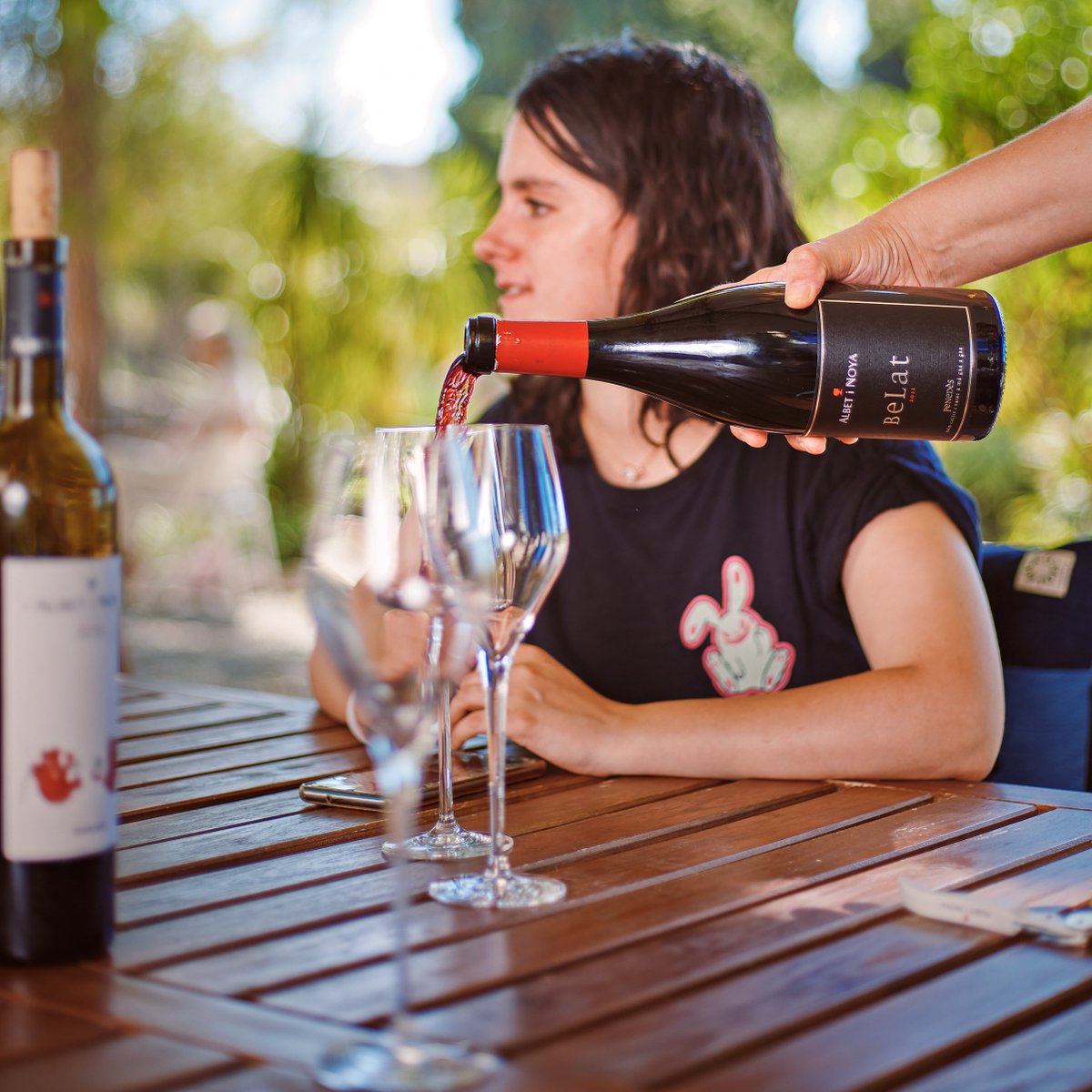 AlbetiNoya's tweet photo. Al winebar d'Albet i Noya tindràs la oportunitat de tastat tots els vins d'Albet i Noya a copes. Com aquest #Belat, que és un vi experimental d'una varietat de raïm recuperada per Albet i Noya!
👉 https://t.co/RPhDqVQI51 🍷
Obert tots els dies de 10 a 14:30h. https://t.co/hCt52oBmKj