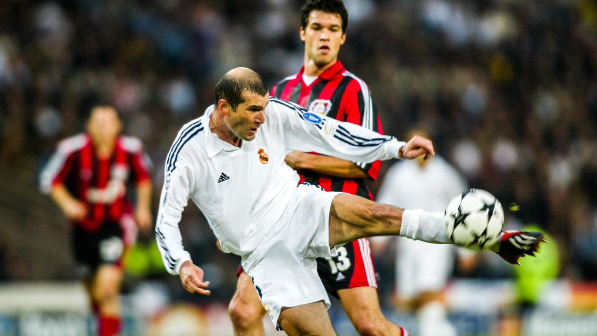 RajadoresFutbol's tweet photo. La volea de ZZ. Jamás pensamos que tras la watermelon que le mandó el brasileño más fértil de la historia, el futuro cabeceador de Materazzis fuese a hacer semejante golazo. Las Predator, muy bien. El peinado franciscano, de juzgado de guardia. Ballack palmando finales, classic. https://t.co/KvAwz1WE40
