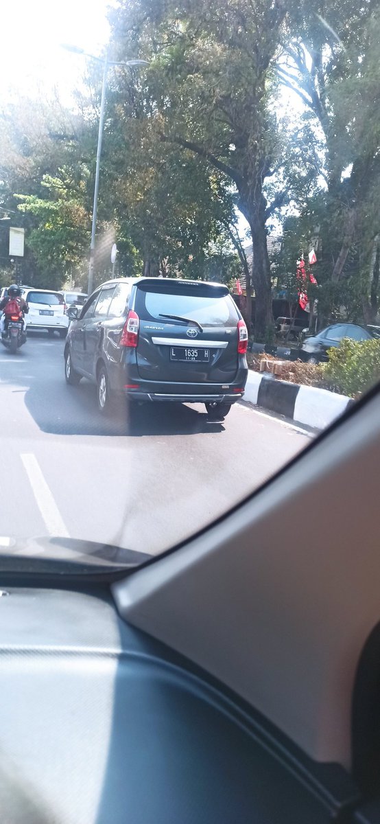 pitkuning's tweet photo. Tdk mau mGeneralisir,tp apa wrga plat ini klo nyetir nguawur² yo..motong² sa'karep'e dewe kyk de'e karo Tuhan thok sing ngerti🤦🏻‍♂️🤦🏻‍♂️🤦🏻‍♂️ @infomalang https://t.co/hw6Gp1dv9f