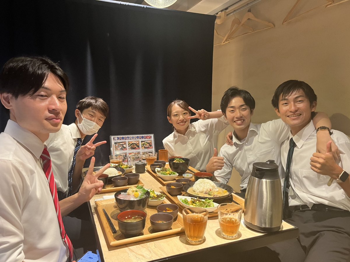 esT3yCgbDgiNjDL's tweet photo. 本日の内定者ランチは、オンラインイベント後に内定者全員と採用担当の先輩方で「魚ばる澤」に行きました！

イベント後の達成感と新鮮なお魚でお腹も心も大満足でした！ https://t.co/MHUl7FgDvH