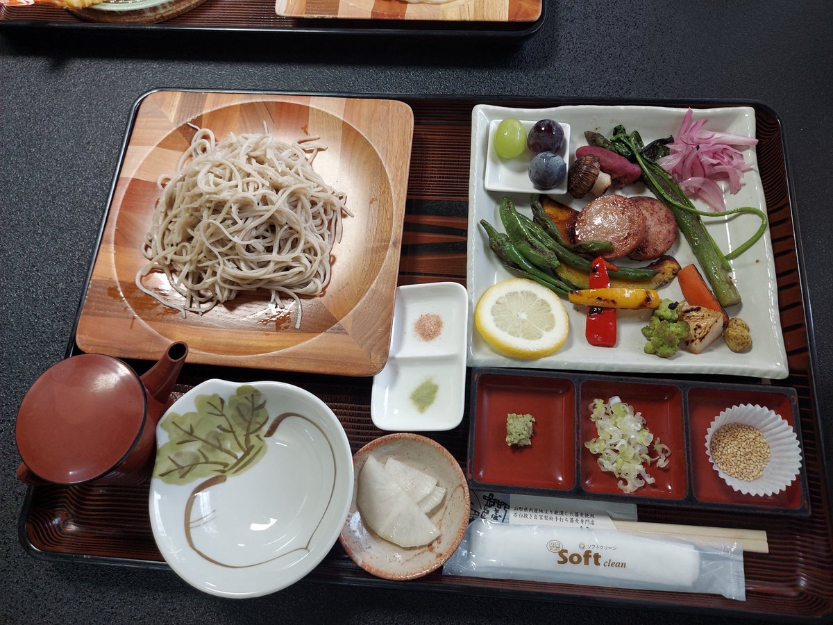 hirohiro053's tweet image. かみのやま温泉2日目のお昼ご飯は 蕎麦処一休でボローニャソーセージと焼き野菜のヘルシーせいろう
野菜が甘くてジューシーで、そばも噛み心地が良くて美味しかった✨