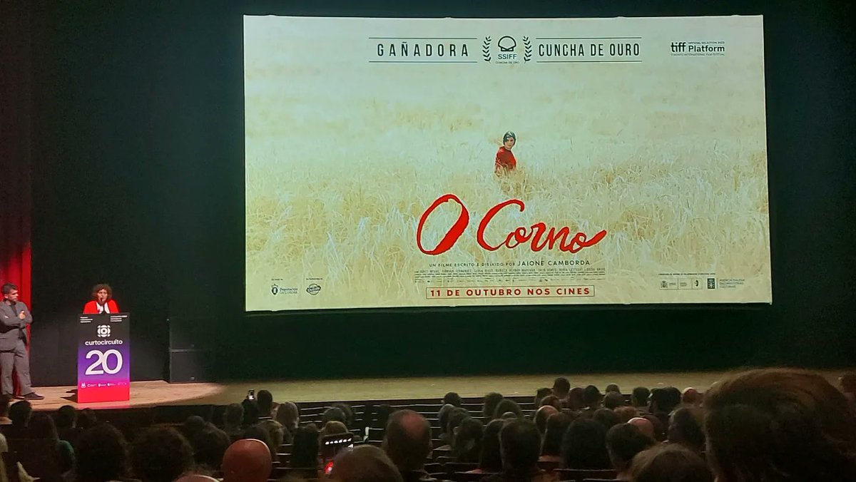 MercedesQueixas's tweet photo. Conmovida na estrea do filme "O corno" de @JaioneCC na inauguración do @FCurtocircuito. A partir do día 11 ide ao cine non só para vela, senón para sentir e respirar canda ela. Que falta nos fai este cine con esencia, personalidade, sororidade, lingua e voz propia. https://t.co/YZTxr1EBAj