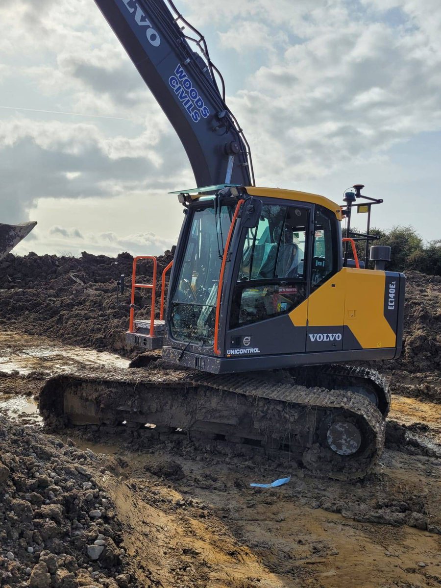 hitechniques's tweet image. Darragh Woods of Woods Civils availing of the #freetrial of Ireland's newest and #simplest machine control system Unicontrol3D

#machinecontrol #earthworks #productivity