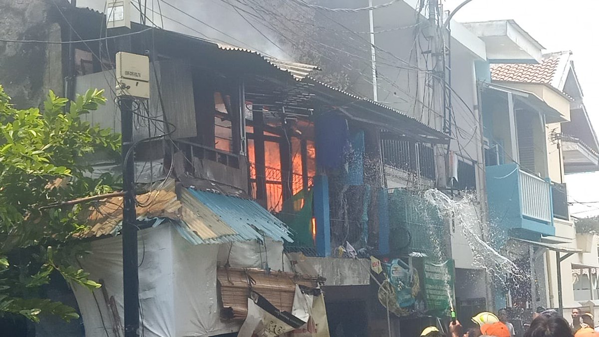 TMCPoldaMetro's tweet photo. 14.01 Terjadi kebakaran sebuah bangunan rumah tinggal sekitar pukul 11.05 WIB di Jl. Berlian 3 Rt.11 Rw.04 Kel. Sumur Batu Kemayoran Jakpus. Kebakaran sudah dapat dipadamkan oleh petugas pemadam kebakaran dan tidak ada koban jiwa maupun luka. https://t.co/oF5EmEGtwz
